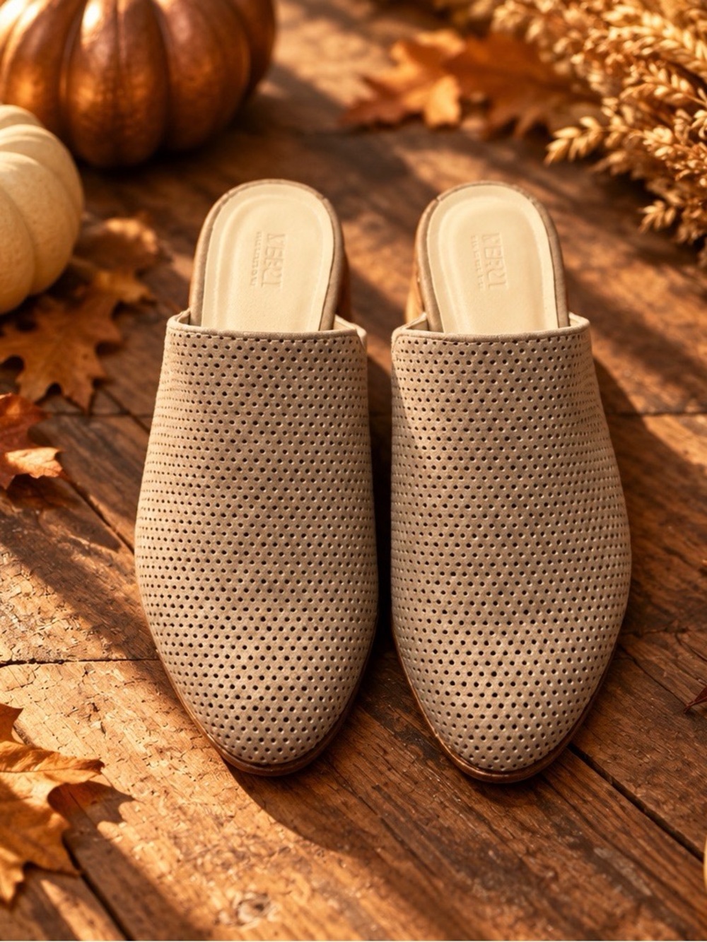 NWT Kenneth Cole Reaction Taupe Perforated Mule Flats Women's Size 6